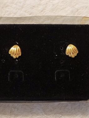 Sarah Coventry Vintage Gold Sea Shell Earrings Jewelry Pierced Nautical Ocean